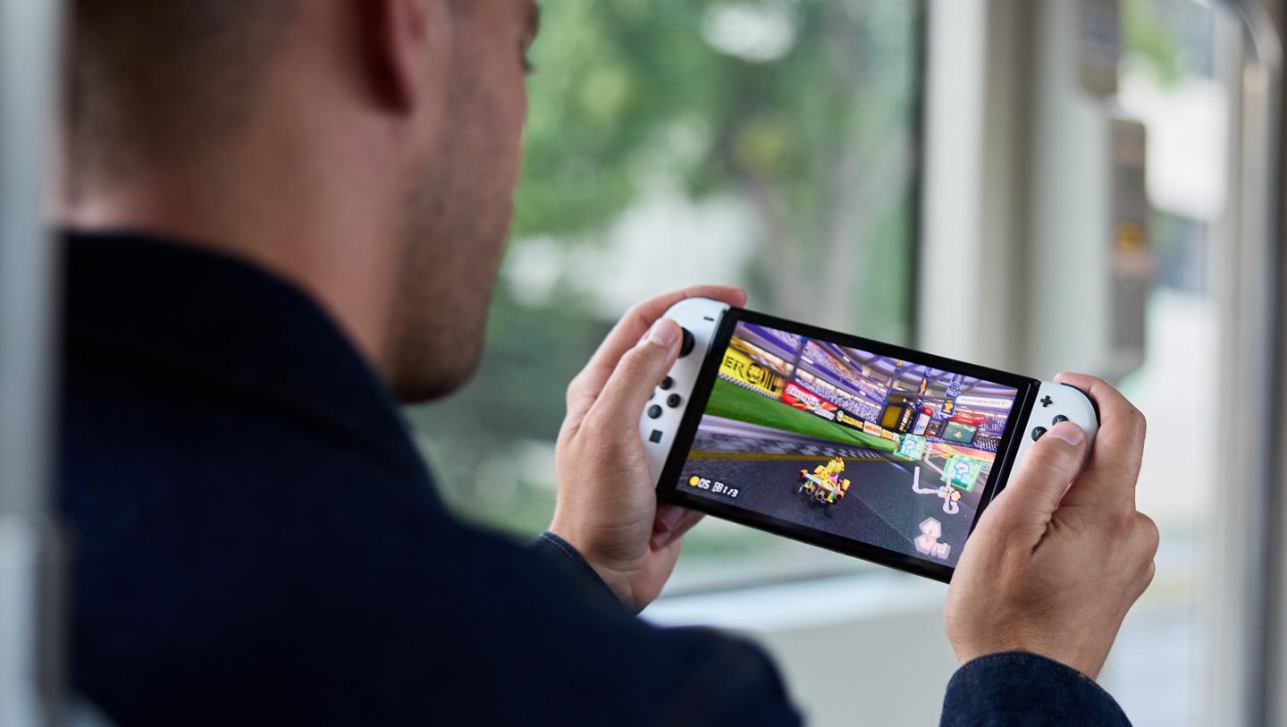 Nintendo reveals new Switch model with 7-inch OLED touchscreen post thumbnail image